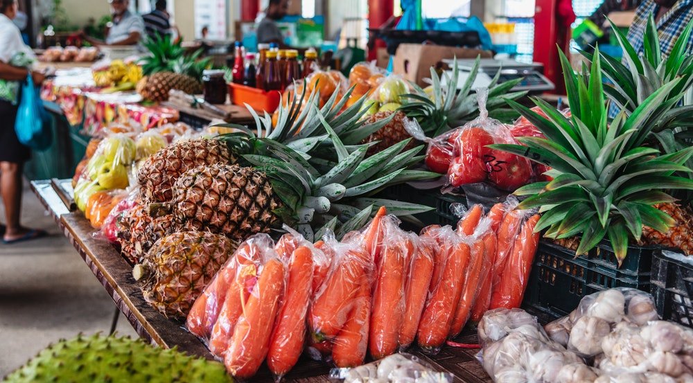 Bunte tropische Früchte und Gemüse auf dem berühmten Sir Selwyn Selwyn Clarke Markt auf der Insel Mahe, Seychellen