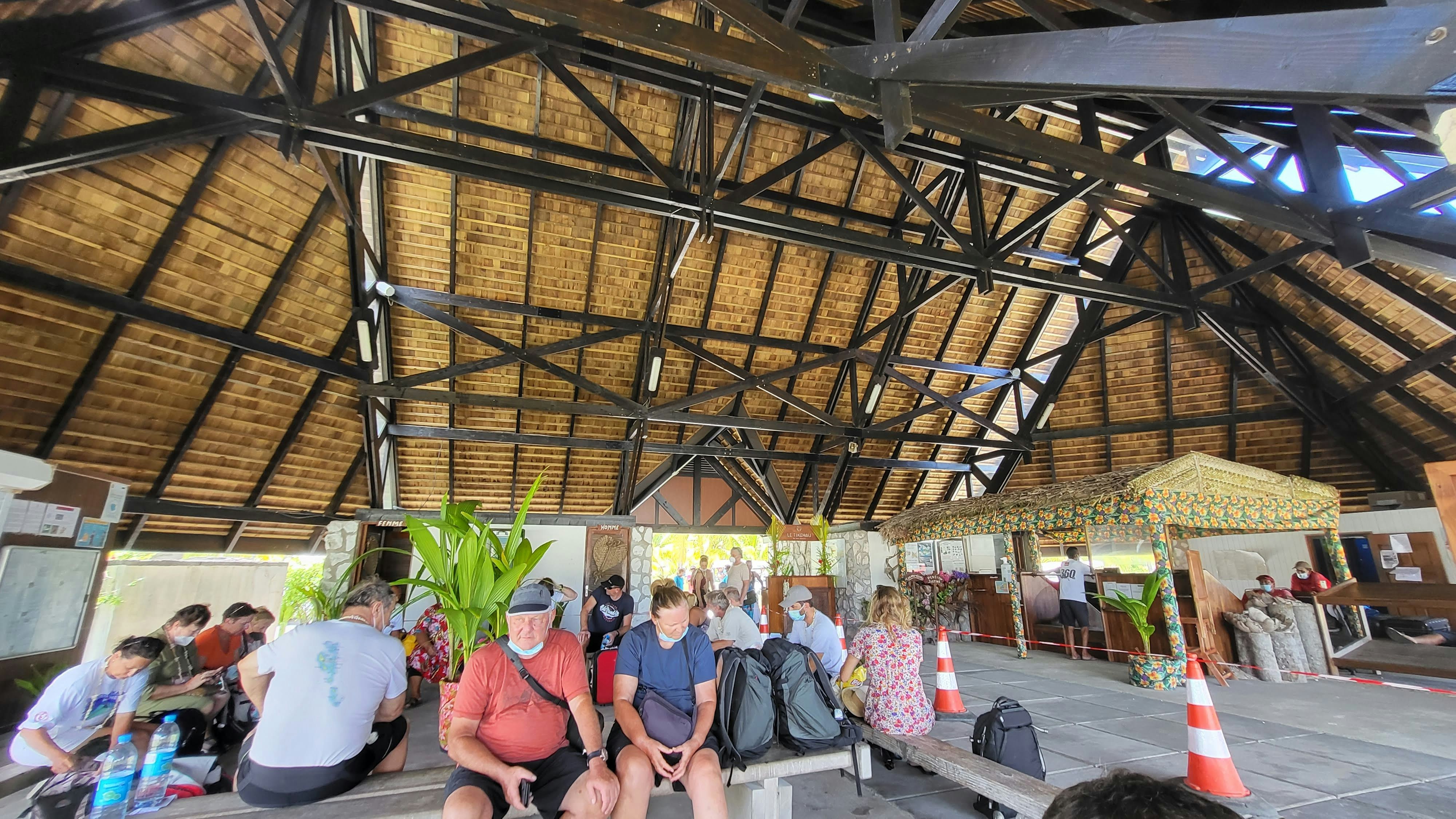 Fransız Polinezyası atollerinde küçük ahşap havaalanı salonu