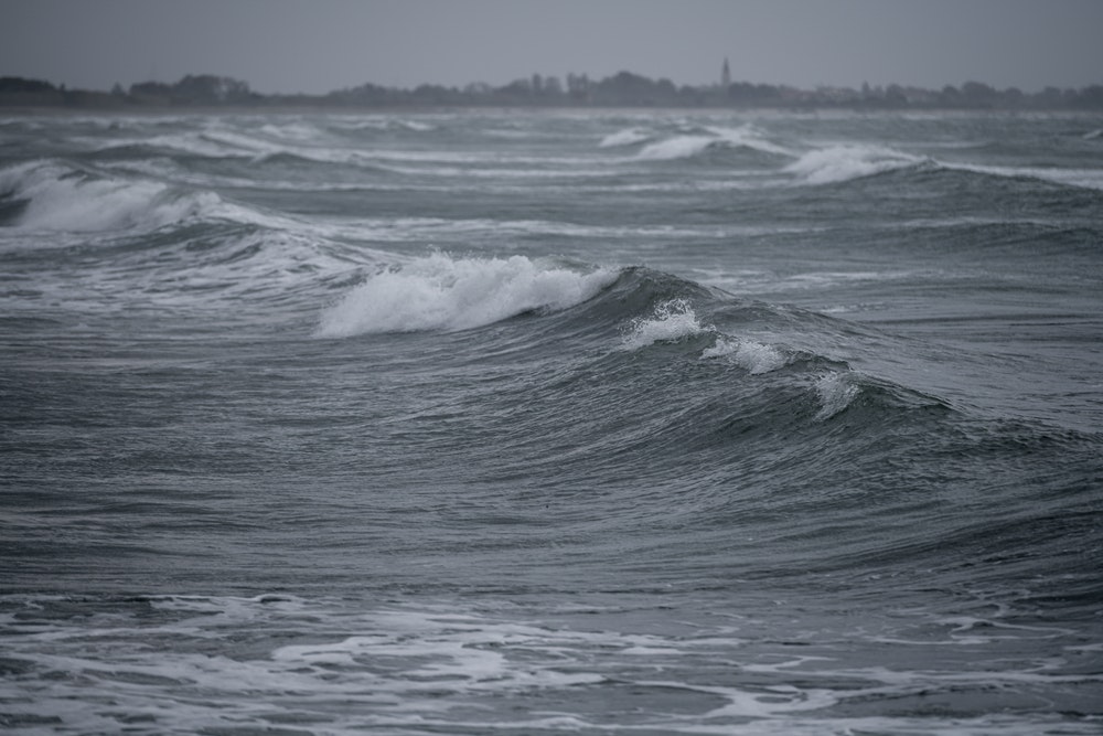 Neklidné počasí na moři, větrno a vlny.