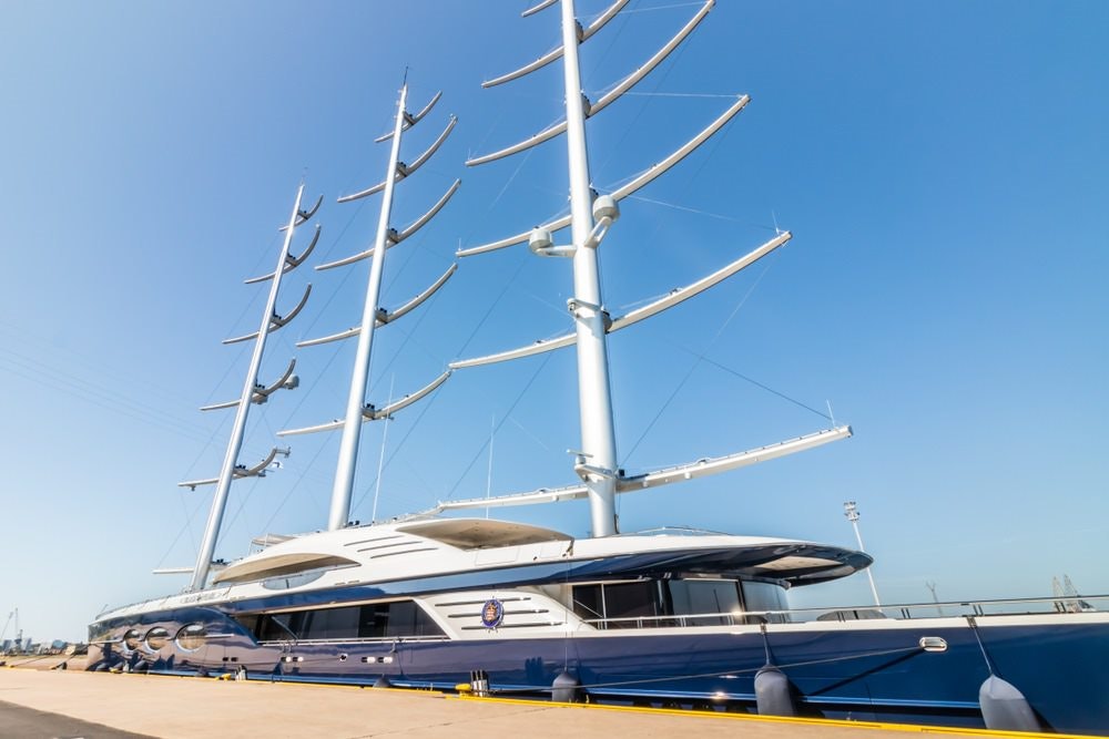 den største seilyachten black pearl parkert ved en havn