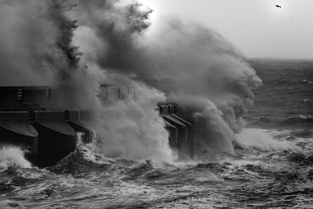 Vlny narážející do ramene přístavu.