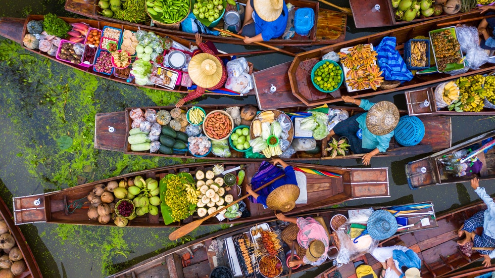 Det berømte flytende markedet Damnoen Saduak, utsikt fra toppen av båter lastet med varer