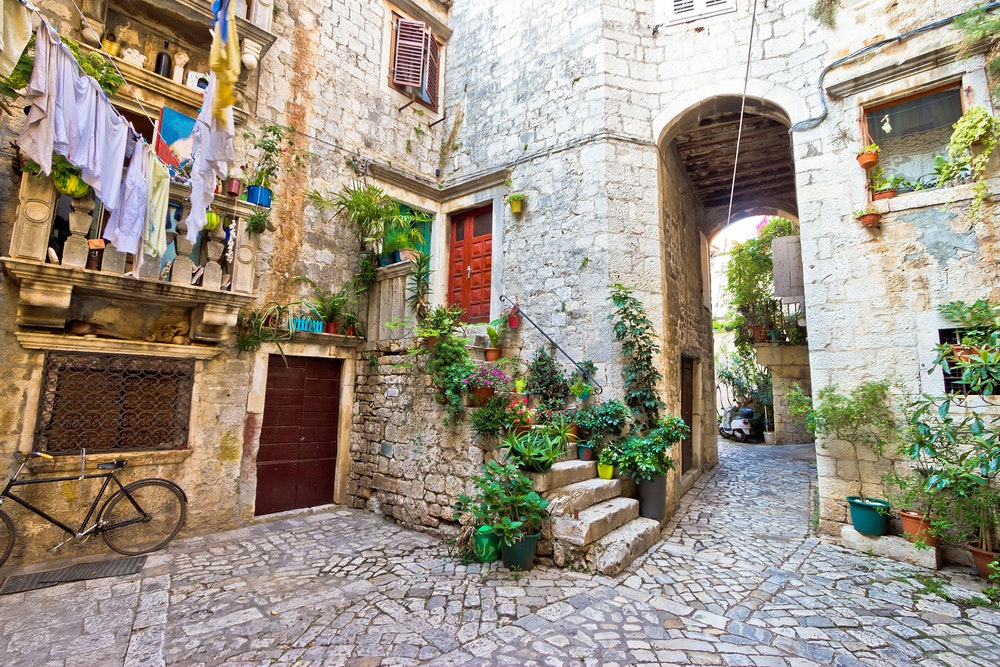 Παλιά πέτρινη οδός Trogir της πόλης παγκόσμιας κληρονομιάς της UNESCO στη Δαλματία, Κροατία