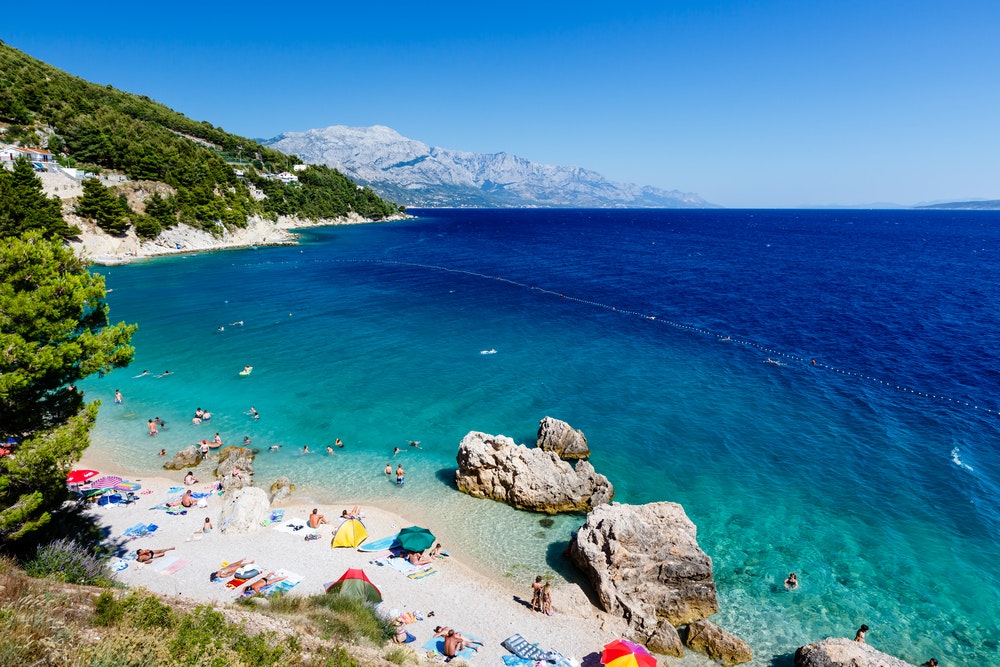 Strand nær Split, Kroatia, klart vann. solrikt vær, turist på stranden