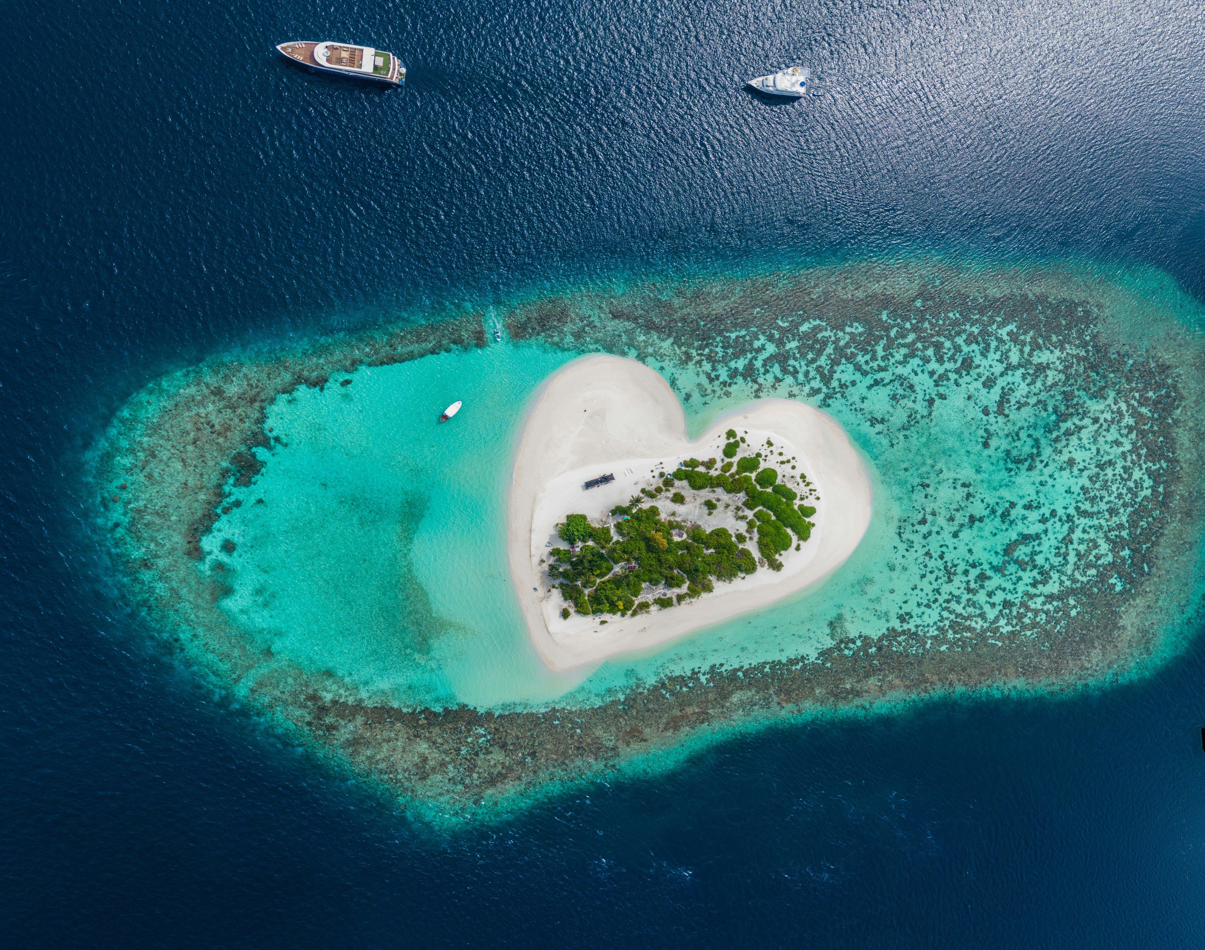 The Maldives is ideal for sailing all year round. But it is definitely worth following the forecast and recommendations.