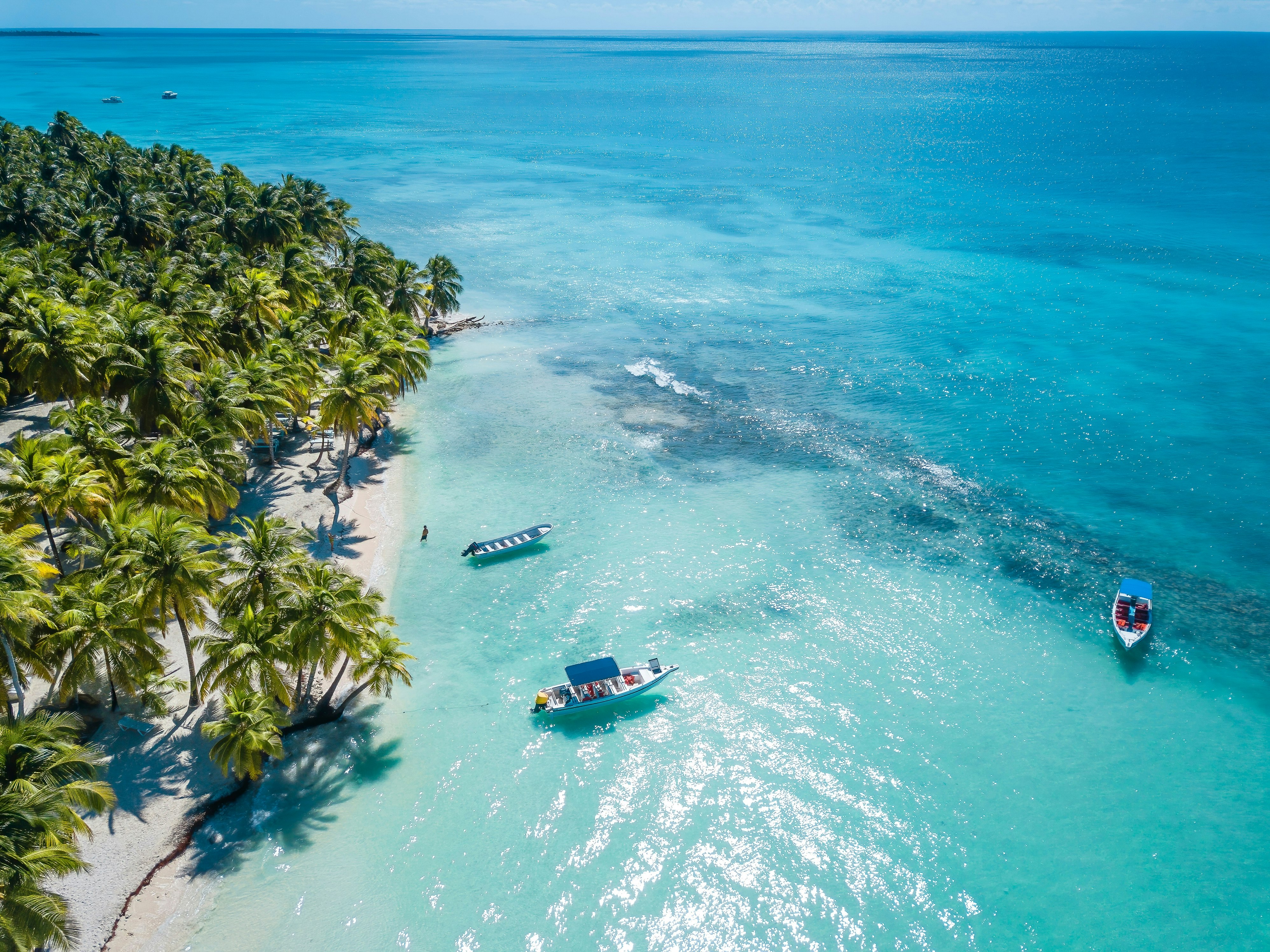 Luftaufnahme der Insel Saona in der Dominikanischen Republik. Karibisches Meer mit klarem blauem Wasser und grünen Palmen.