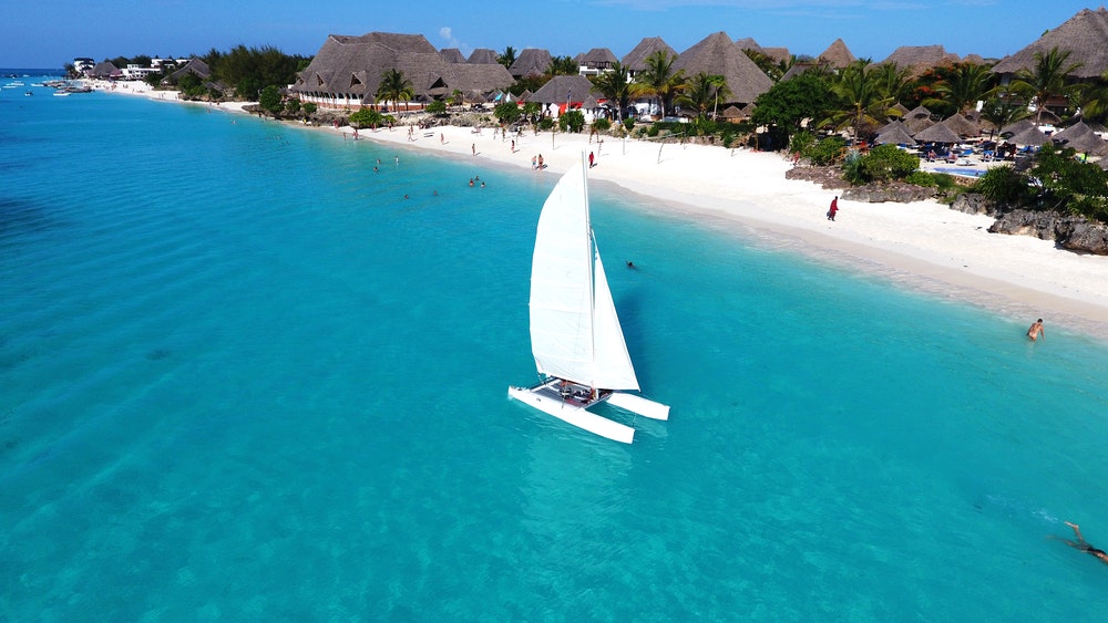 Tanzanya, Zanzibar sahilinde denizde bir katamaranın havadan görünümü.