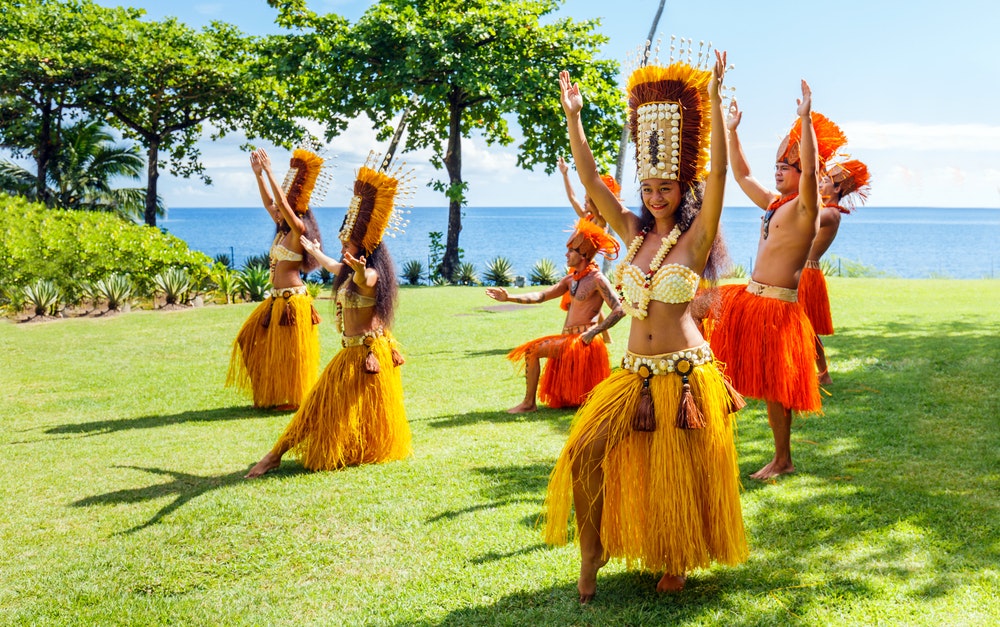 Polynesiske kvinner fremfører en tradisjonell dans på Tahiti