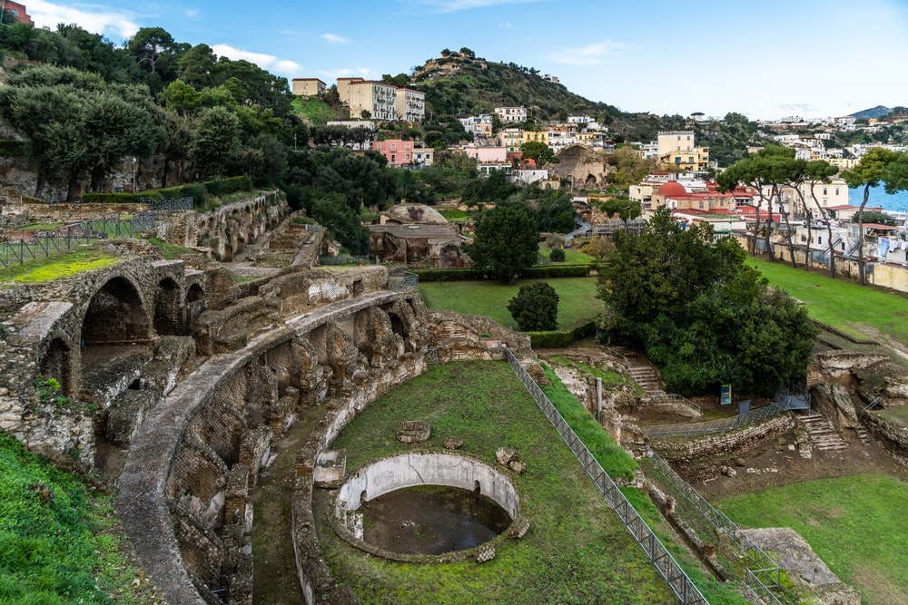  Archeologické naleziště Baiae u Neapole, Itálie. Baiae bylo římské město proslulé svými termálními lázněmi.