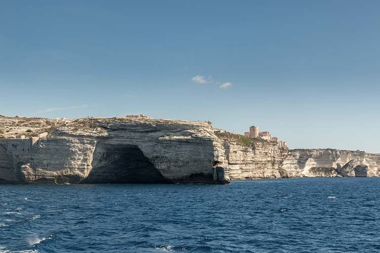 Jeskyně na pobřeží Korsiky