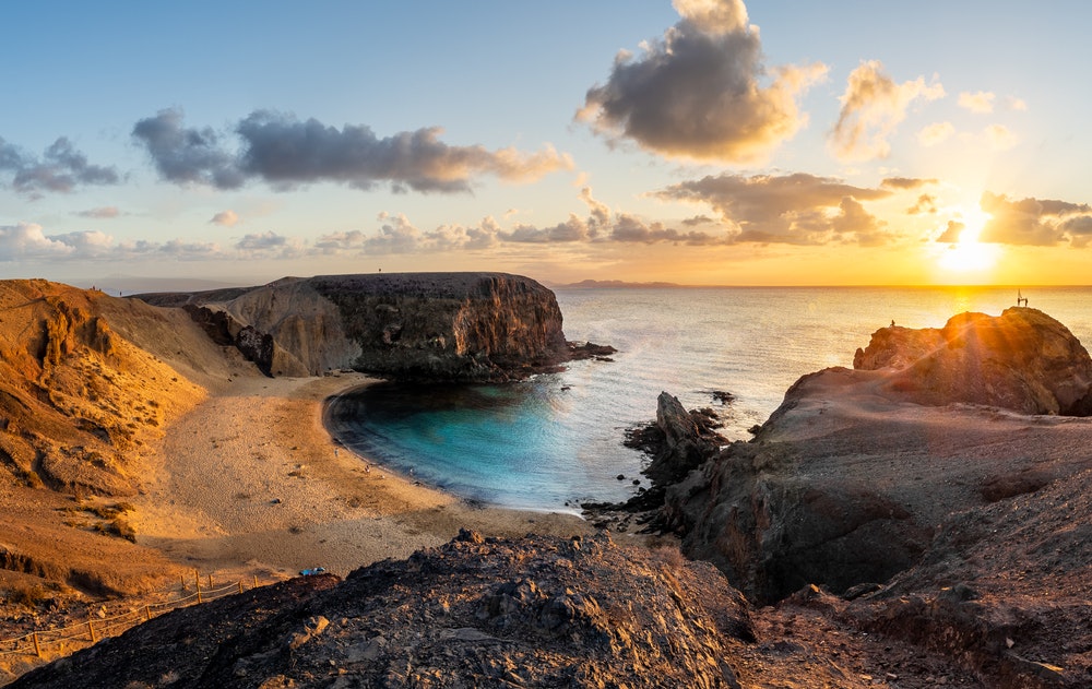 Krajina s pláží Papagayo při západu slunce, Lanzarote, Kanárské ostrovy, Španělsko