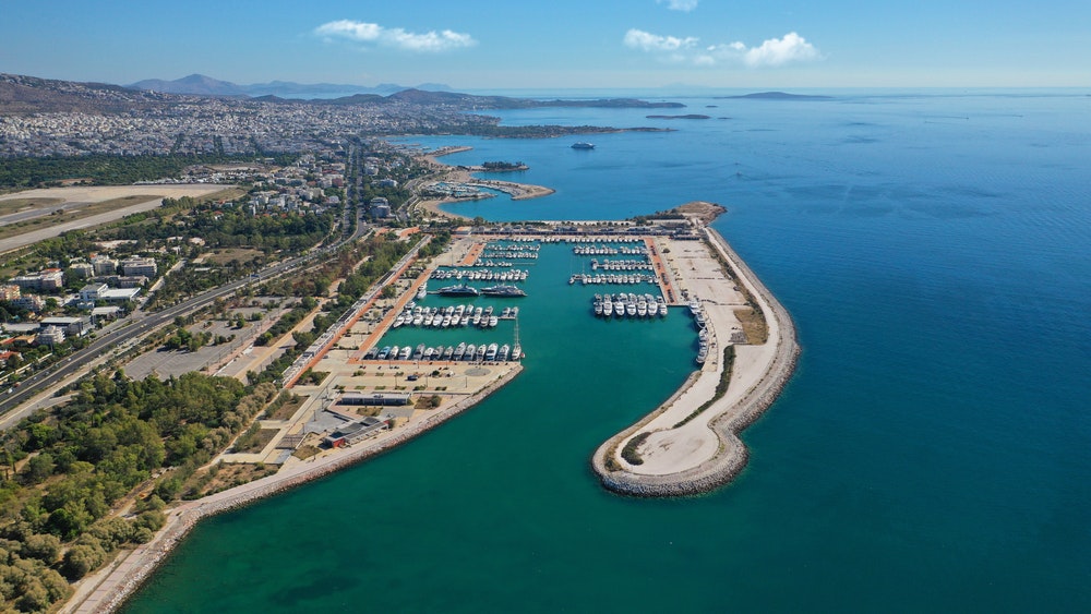 Letecký snímek slavného přístavu Agios Kosmas v oblasti Athénské riviéry, Glifada, Attika