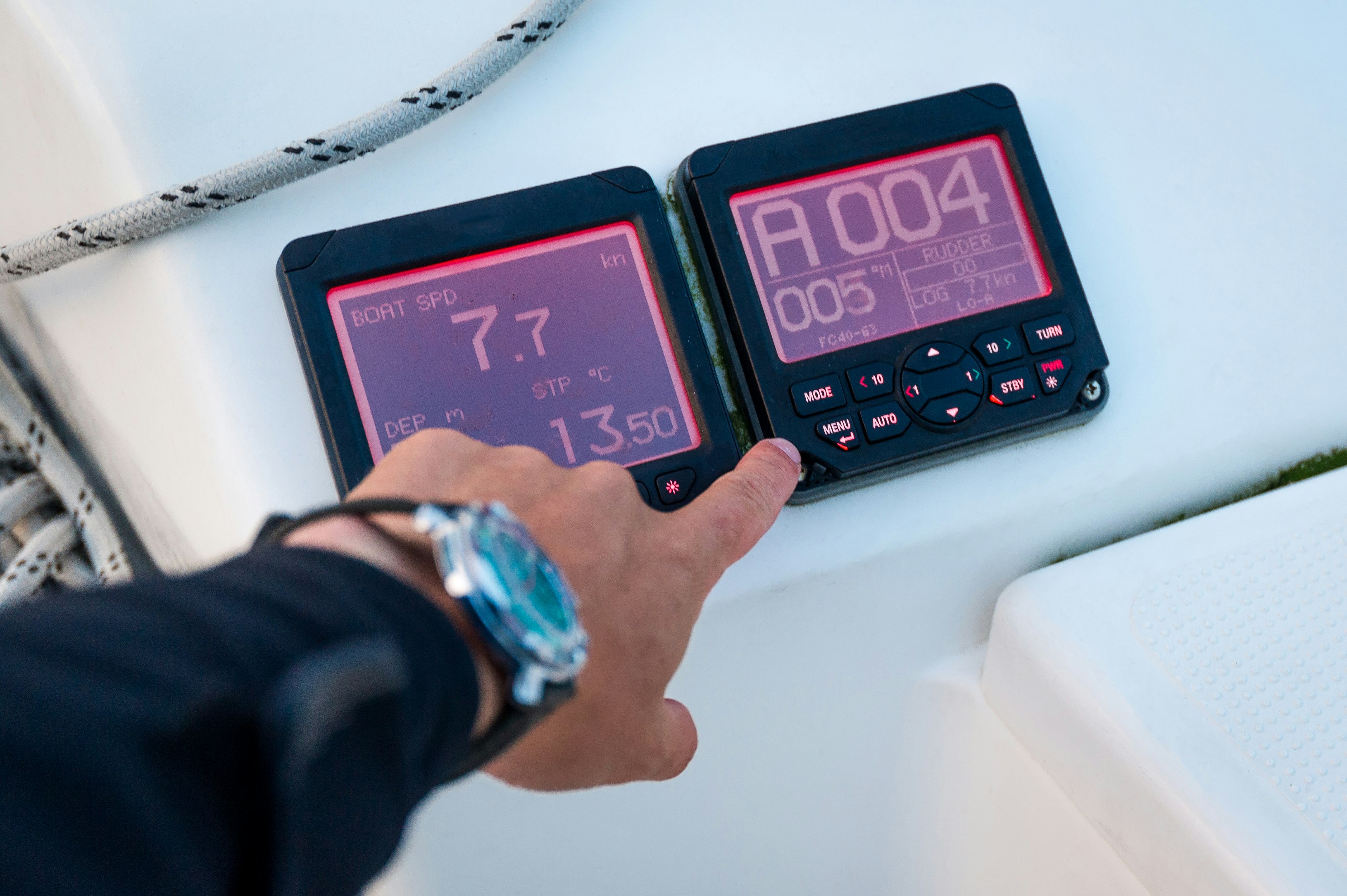 Moderne Segelyachtsteuerung - Tridata- und Autopilot-Displays, die Geschwindigkeit, Tiefe und Kurs anzeigen. Schottland Segeltörn.