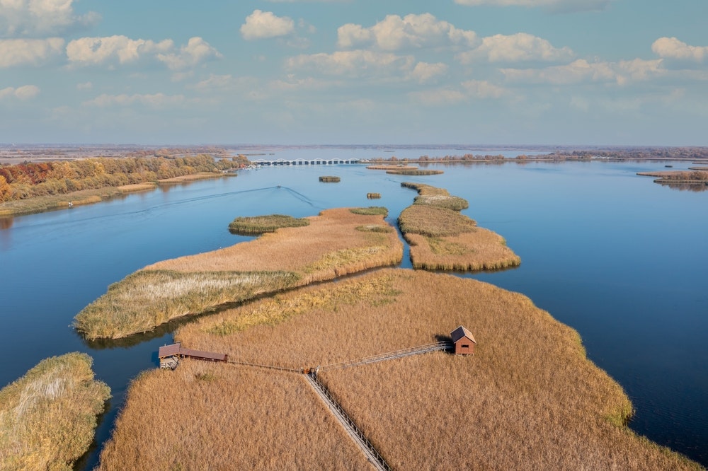 Vengrija – Tisos ežeras netoli Porošlo miesto, žiūrint iš drono, vaizdas iš viršaus.