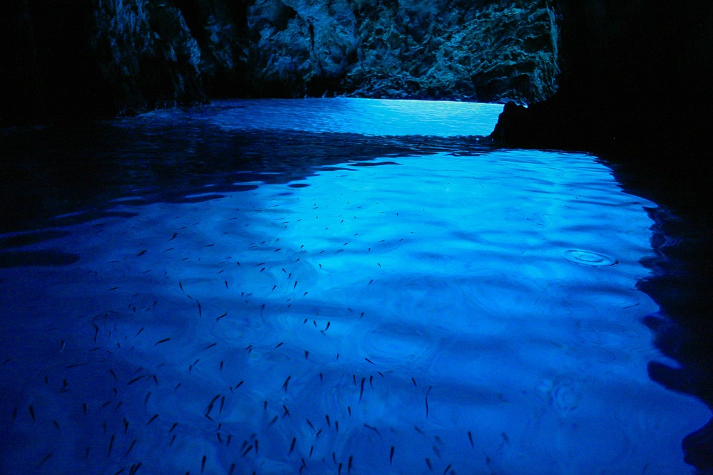 Die Blaue Höhle ist eines der Naturwunder Kroatiens und befindet sich an der Ostseite der Insel Biševo. Mehr als 90 000 Touristen besuchen die Höhle jedes Jahr.