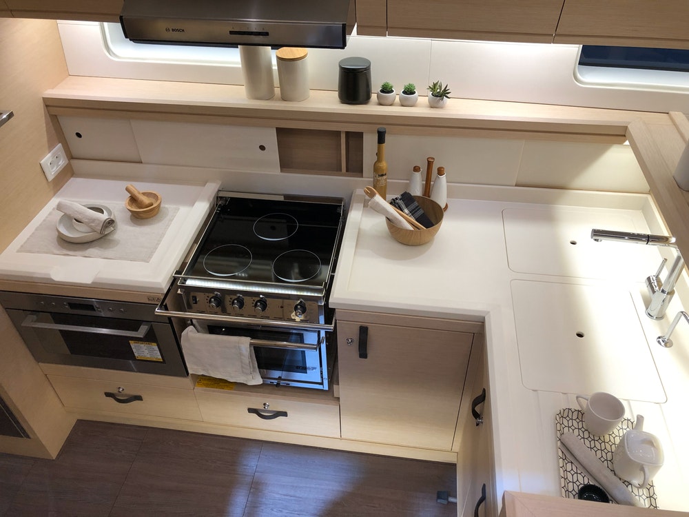 Kücheneinrichtungen auf einer Yacht.