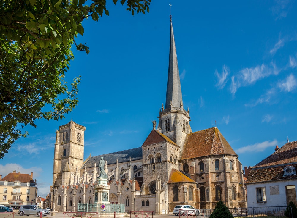 Vaizdas į Dievo Motinos katedrą Auxonne, Prancūzijoje.