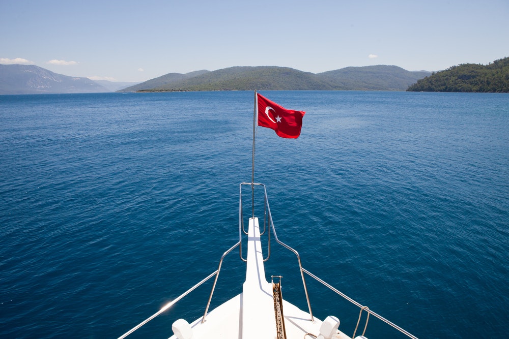 Le drapeau turc sur yacht, Antalya, Turquie 15550131 Photo de