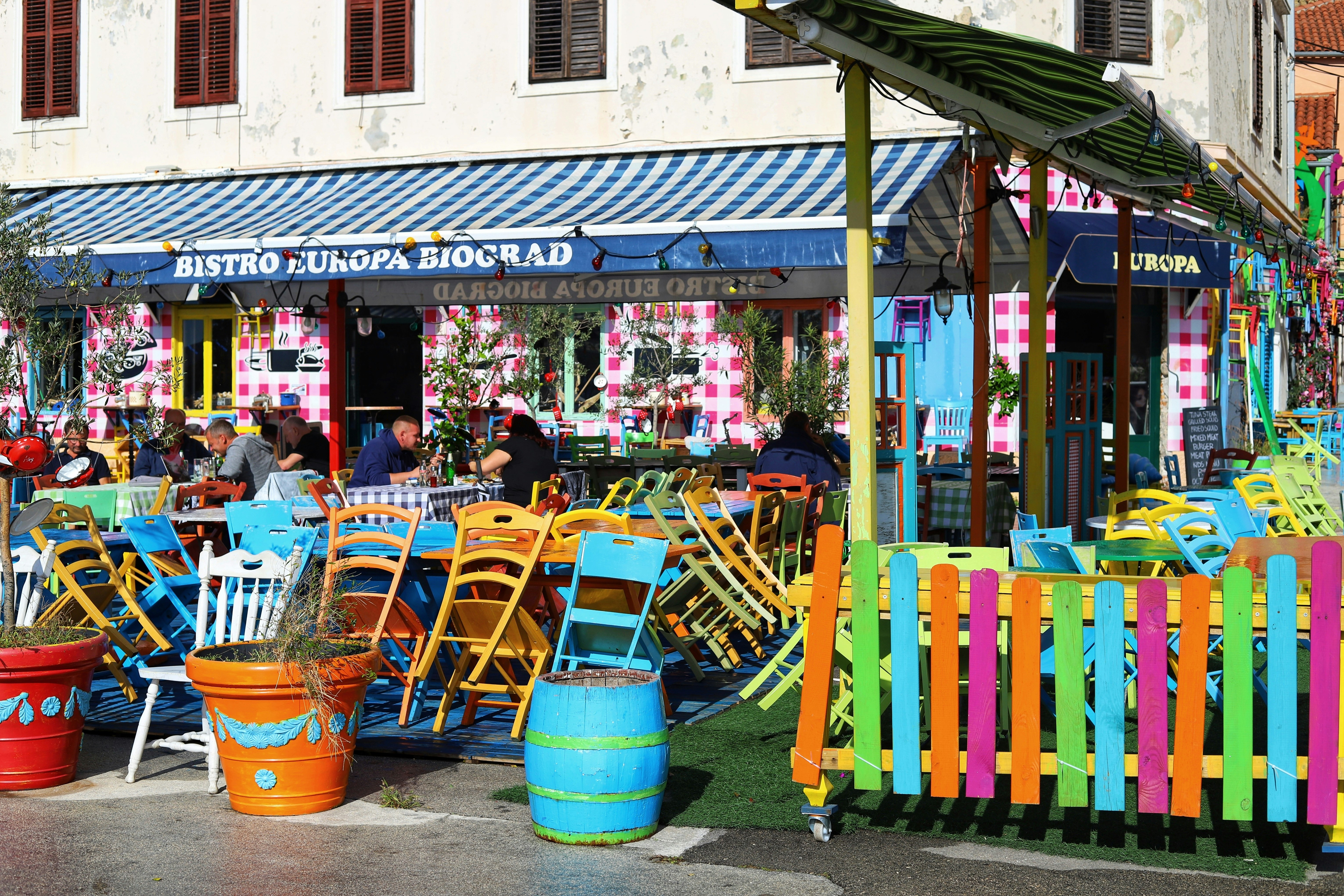 Biograd na Moru kasabası, renkli ve şirin kafenin görünümü