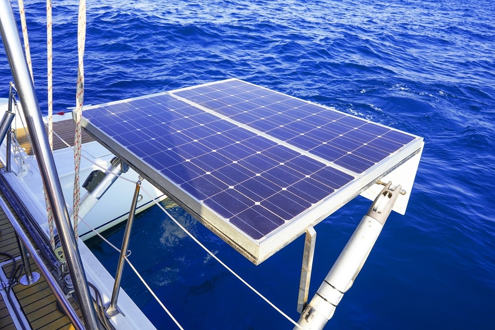 Solcellepanel på en seilbåt i sjøen, alternativ strømkilde på båten.