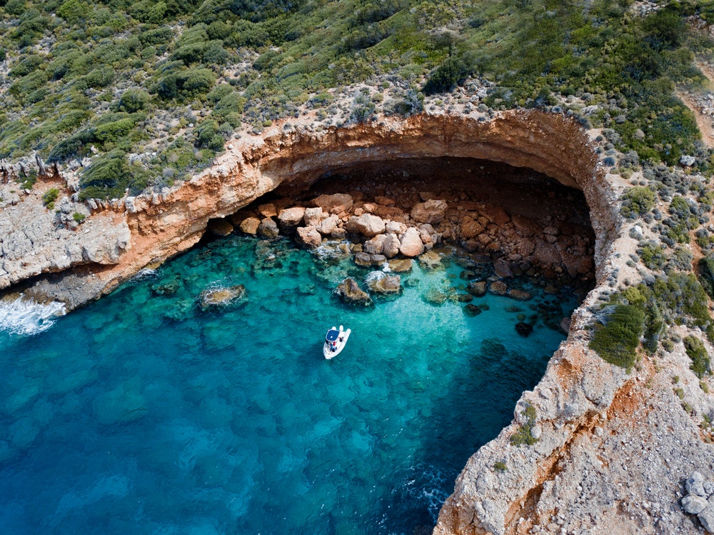 Θαλάσσιες σπηλιές στη θαλάσσια προστατευόμενη περιοχή Kas Kekova, Αττάλεια Τουρκία