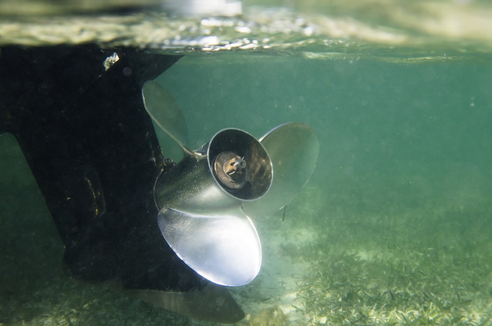 Propeller eines Motorbootes unter Wasser