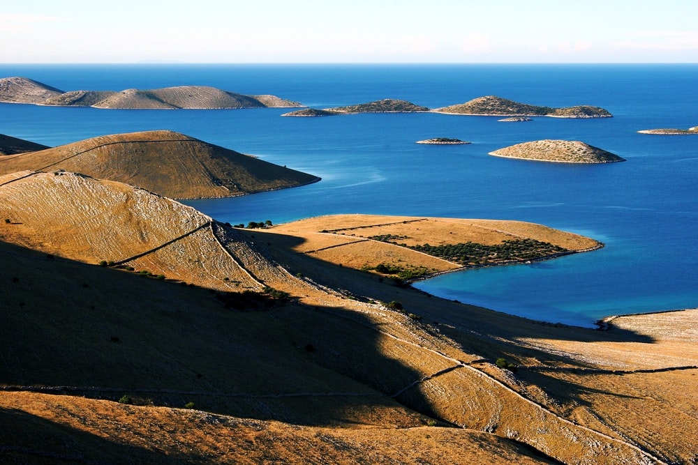 Kornati Ulusal Parkı, denizden yükselen tepelik bir manzara