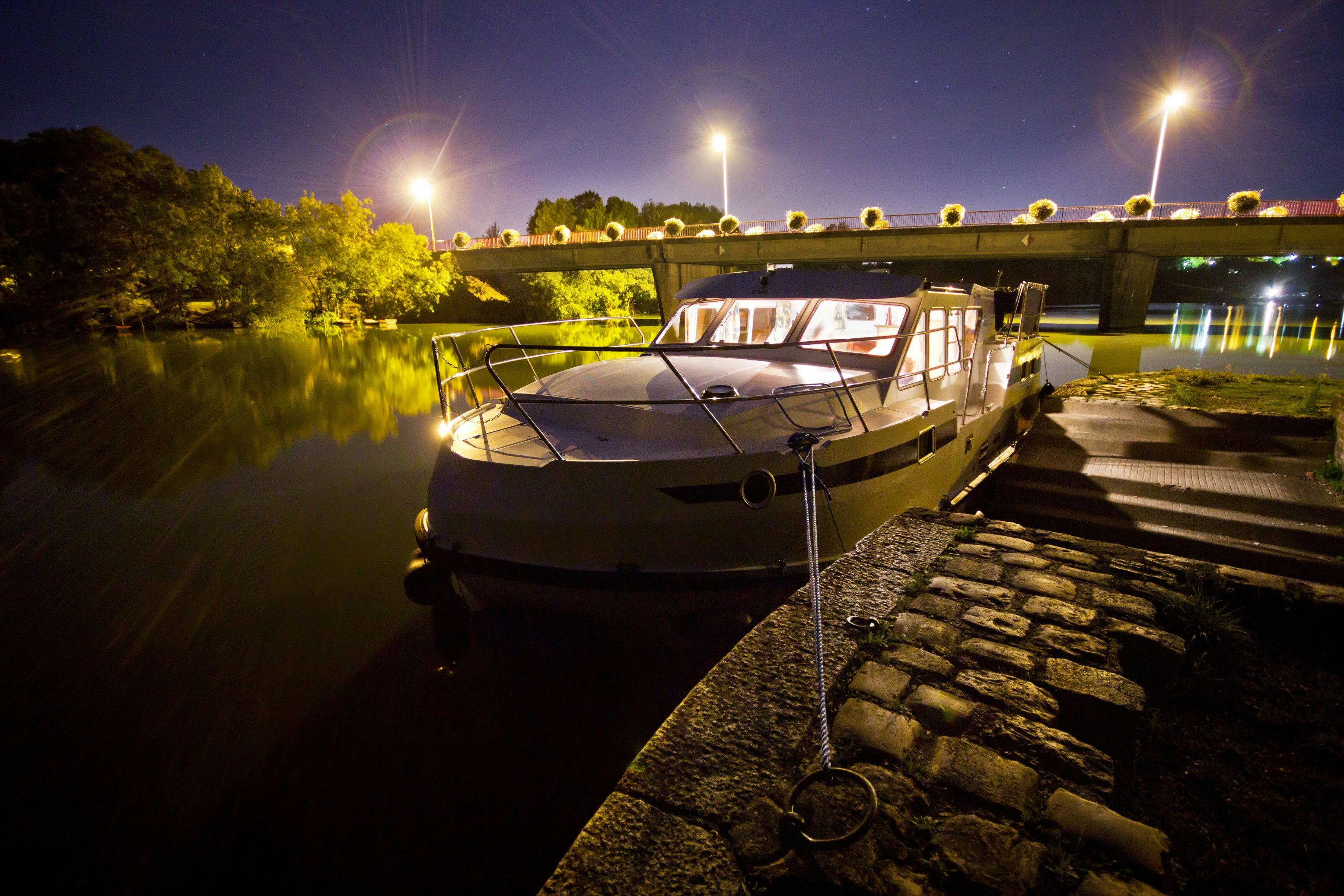 Hausboot vor Anker bei Nacht
