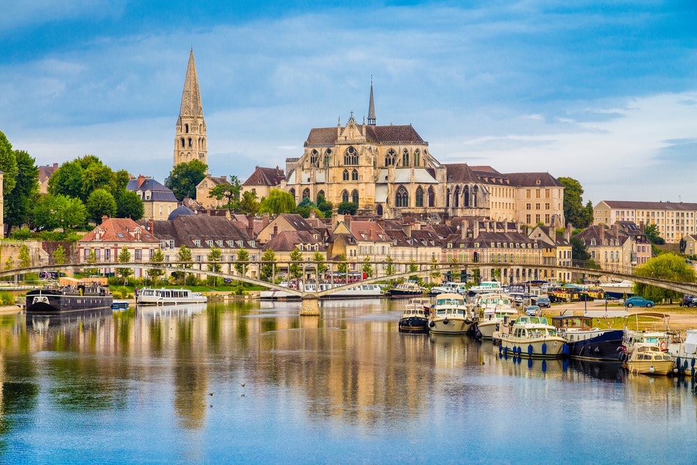 Gražus vaizdas į istorinį Auxerre miestą su Yonne upe, Yonne regionas, Burgundija, Prancūzija