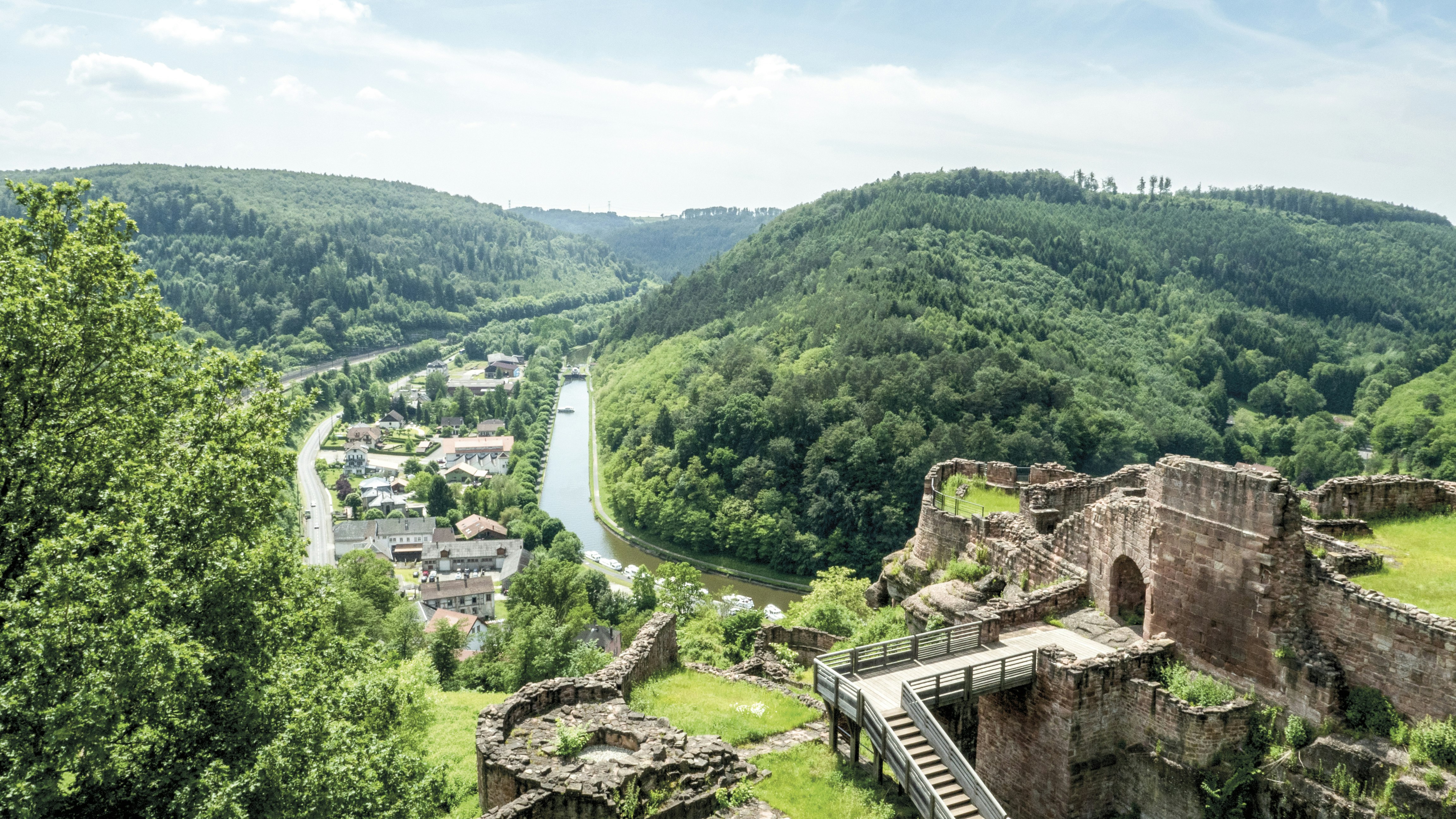 Zřícenina hradu Lutzelbourg v Alsasku ve Francii nad vodním kanálem