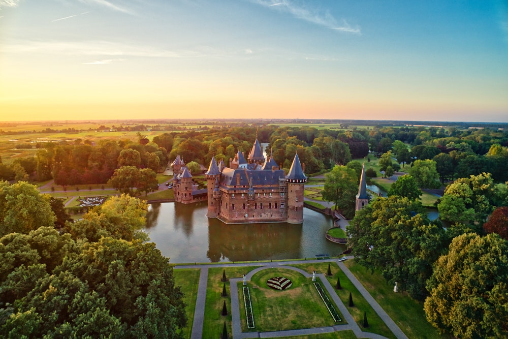 Eine Luftaufnahme von Schloss De Haar in Utrecht.