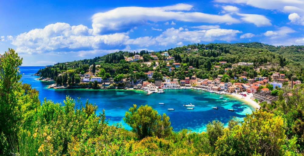 Den lille øya Paxos med vakre pittoreske strender og utsikt over landsbyen Loggos. Hellas
