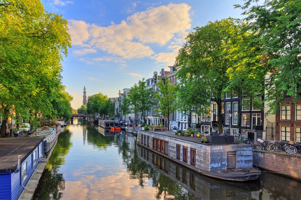 Laivas su nameliu Amsterdamo kanalu.