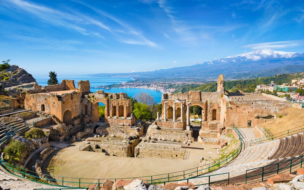 Die Ruinen des antiken griechischen Theaters in Taormina vor der Kulisse des Vulkans Ätna