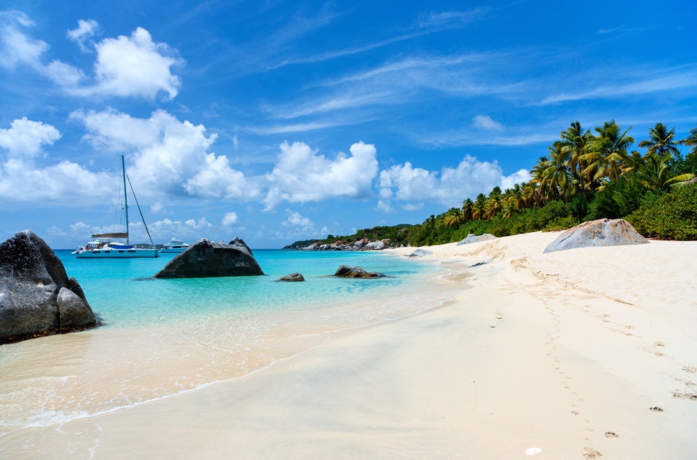 Ohromující pláž s bílým pískem, unikátními obrovskými žulovými balvany, tyrkysovou mořskou vodou a modrou oblohou u Panny Gordy, Britské Panenské ostrovy v Karibiku