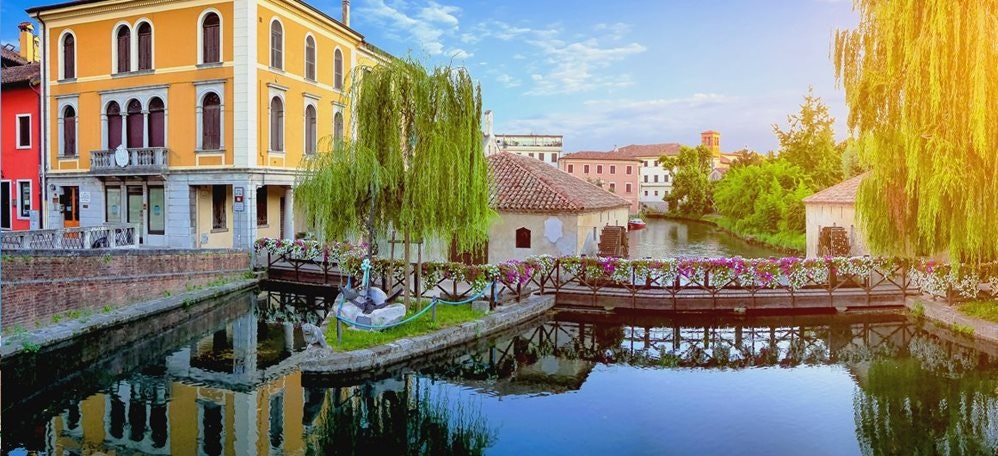 Portogruaro, Italijos miestas Veneto regione, vandens kanalas ir pastatai