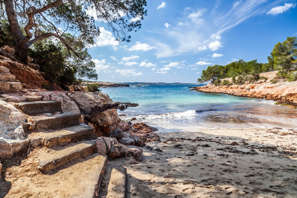 Spiaggia mediterranea, Cala Gracioneta, Sant Antoni, isola di Ibiza, Spagna.
