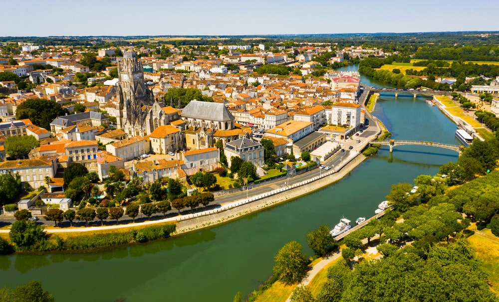 Historická část města Saintes na řece Charente