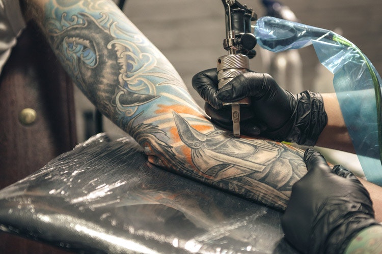 Námořnické motivy tetování zůstávají populární i dnes