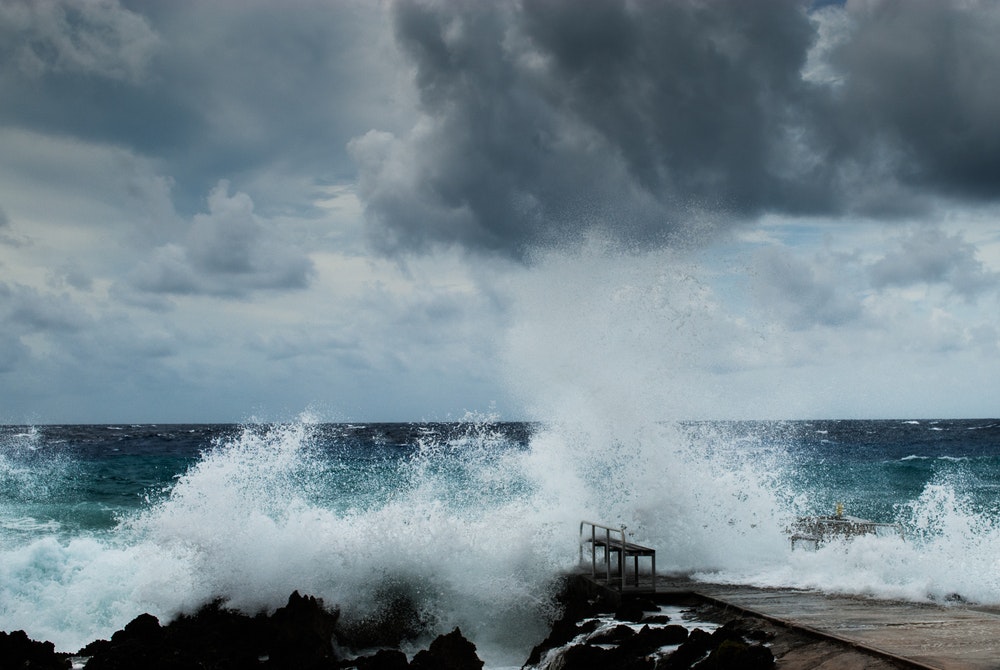 Karayipler'de Cayman Adaları açıklarında Irma Kasırgası'nın ardından fırtınalar