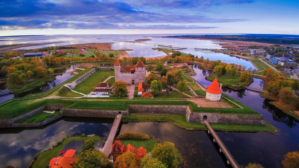 Ein Luftbild der Stadt Saaremaa mit der Burg in der Mitte. Das Schloss Kuressaare ist eines der touristischen Ziele der Stadt.