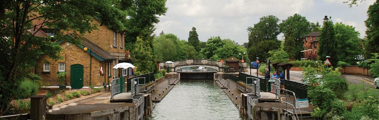 Plavební kanál ve městě Marlow, Anglie