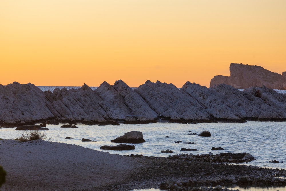 gün batımından sonra Kornati'deki pürüzlü kayalar, Hırvatistan