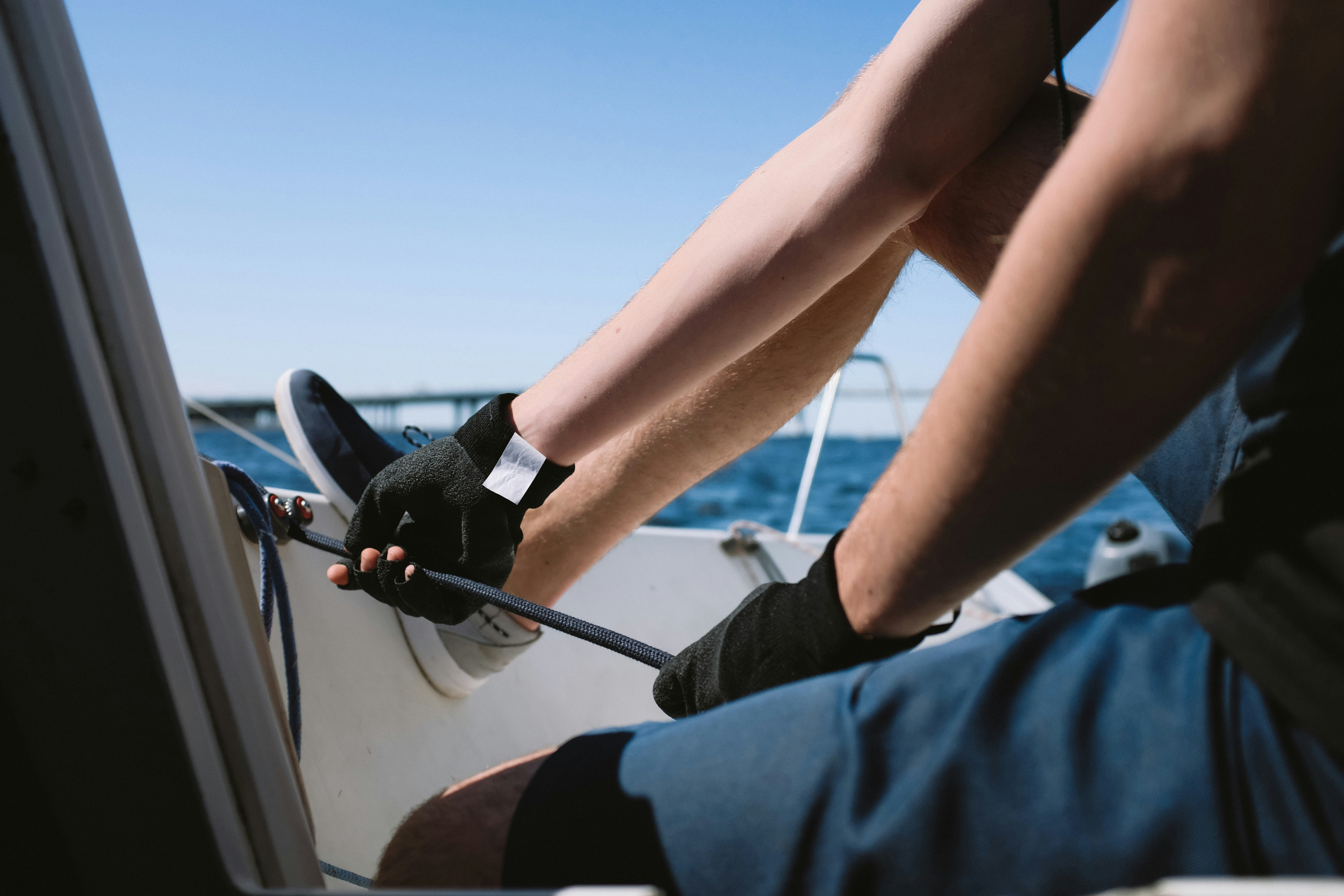 Sailing gloves protect hands against discomfort