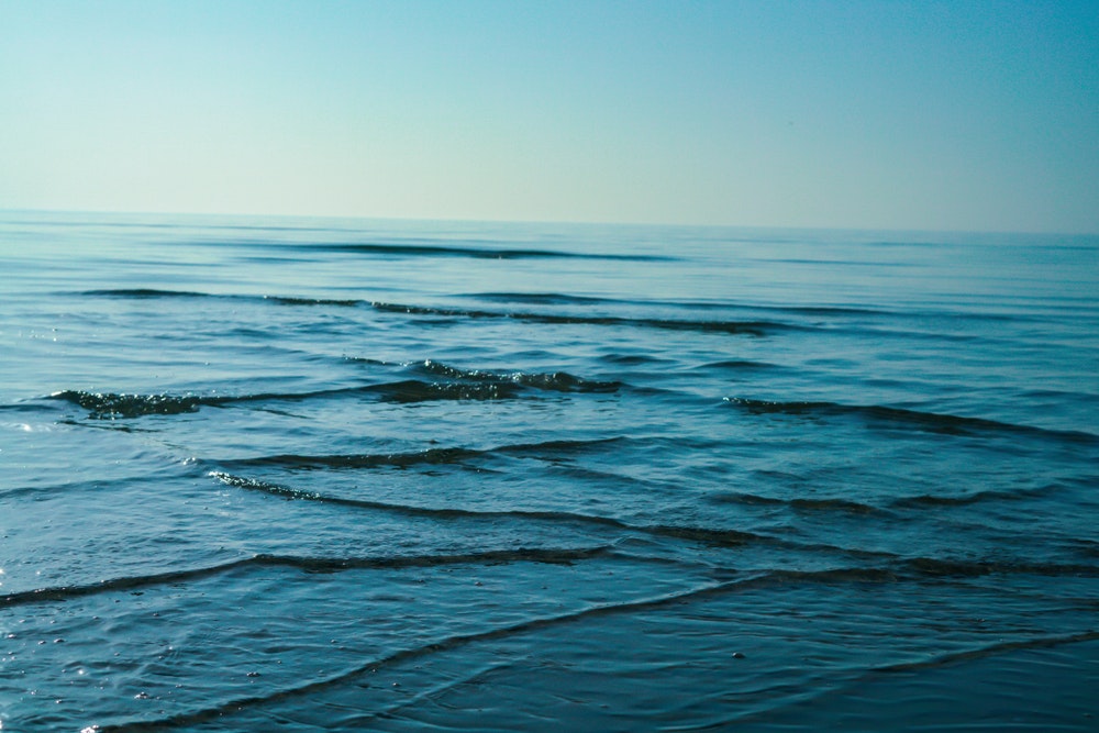 Τα κύματα που προέρχονται από τις πλευρές διασχίζουν τον ωκεανό και σχηματίζουν μια σταυρωτή θάλασσα.
