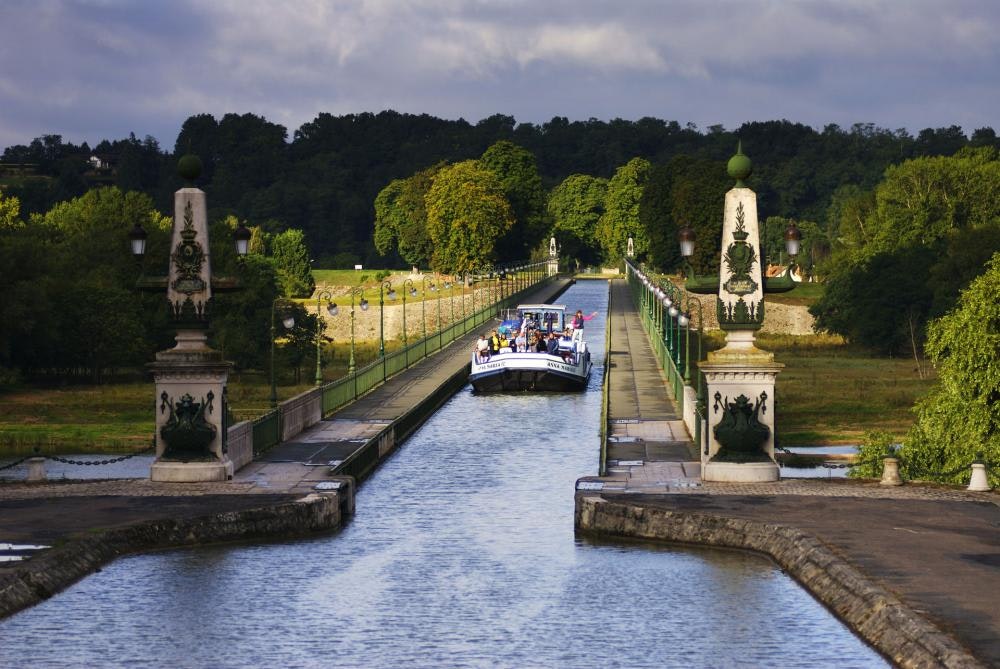 Akvadukt Le pont-canal de Briare před řoku Loira, Francie, proplouvající hasubót