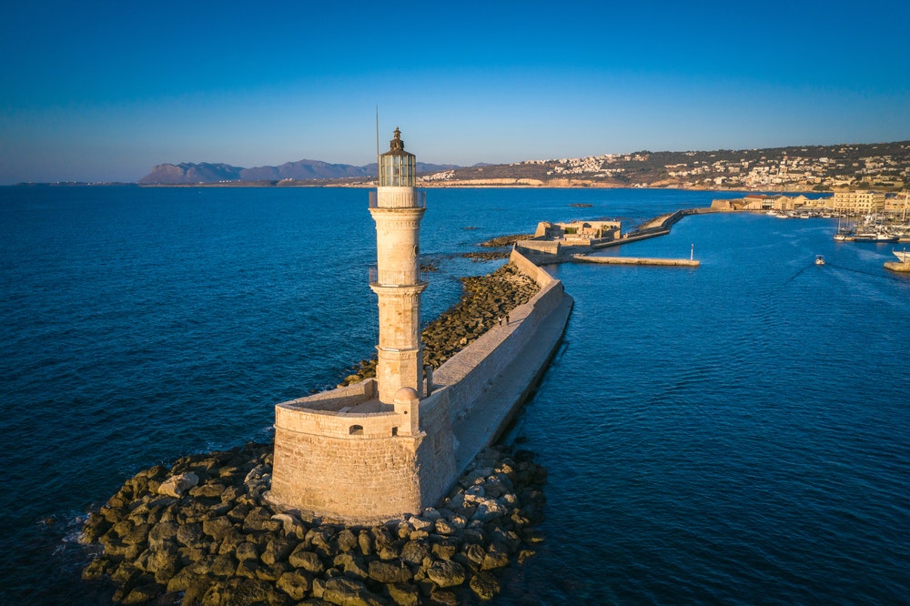 Et fyrtårn i havnen i Chania, Kreta.