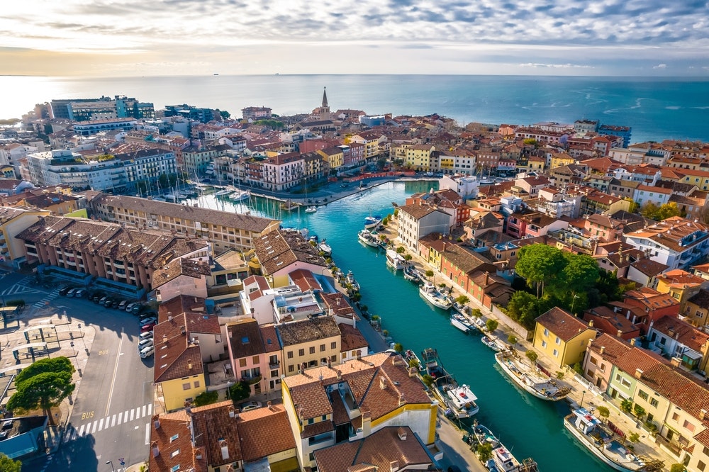 Venecijietiško stiliaus Grado miestas, istorinius pastatus kertantys vandens kanalai