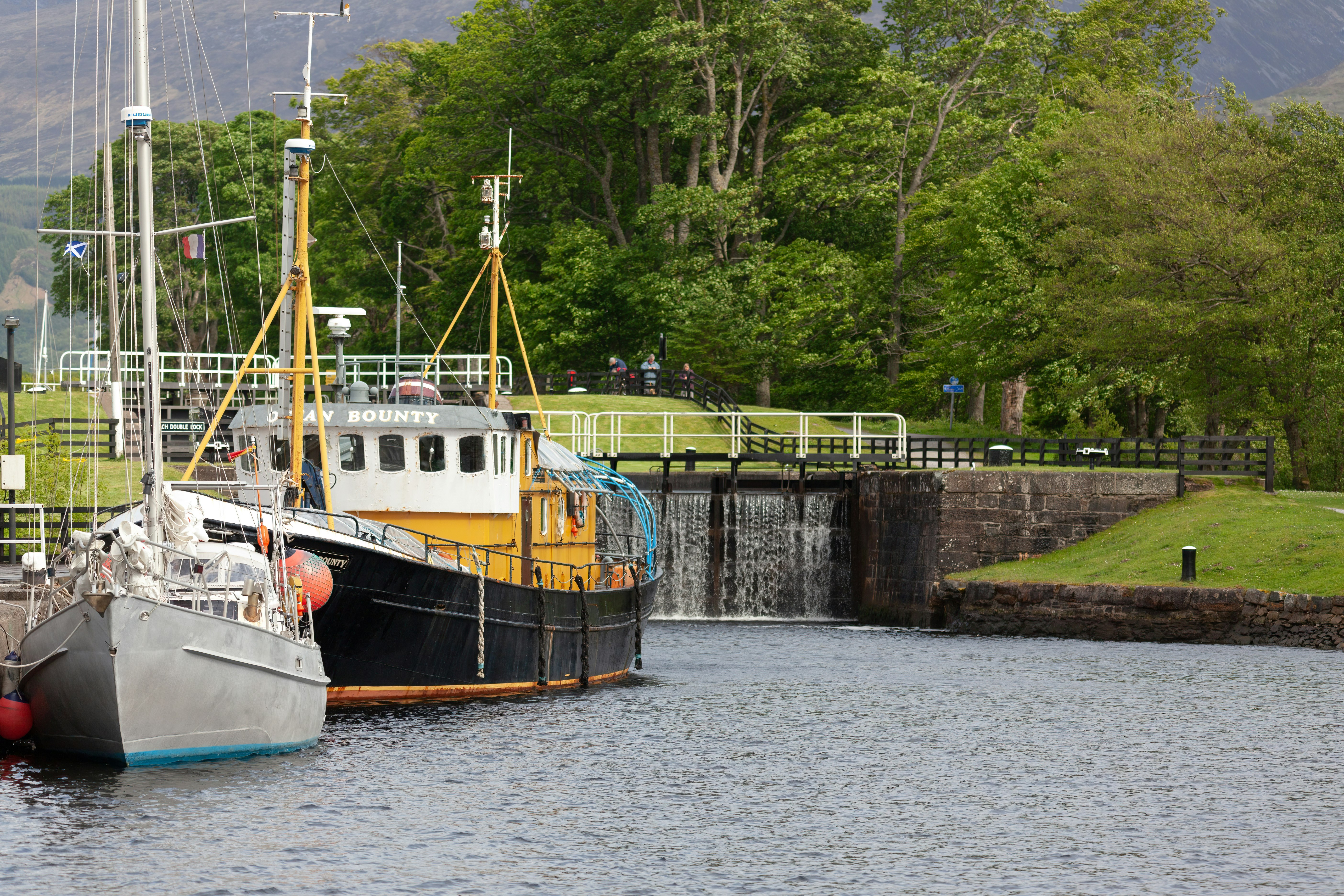 En husbåt i Caledonian Canal i Corpach, Skottland