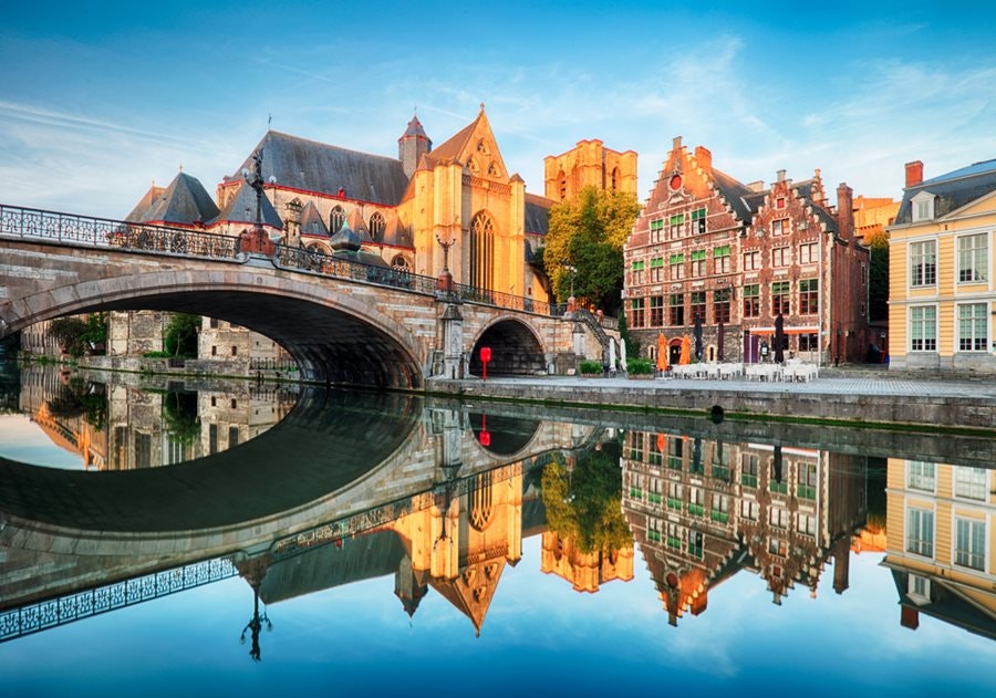 Κανάλι νερού και ιστορικά σπίτια στη Γάνδη, Βέλγιο
